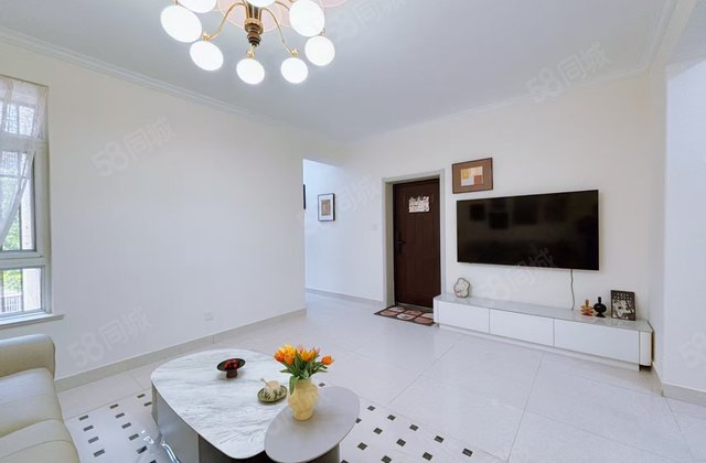 香江 月亮湾步梯3楼三居 满五   精装一口价69.9万有钥