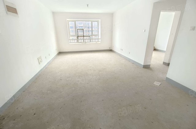 文轩本部，龙湾商品房，三室两厅一卫，户型方正南北通透