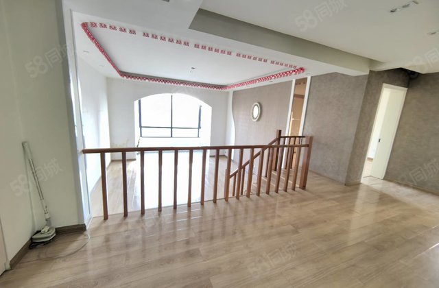 市医院心水明珠精装修错层带车位储藏室小洋房。