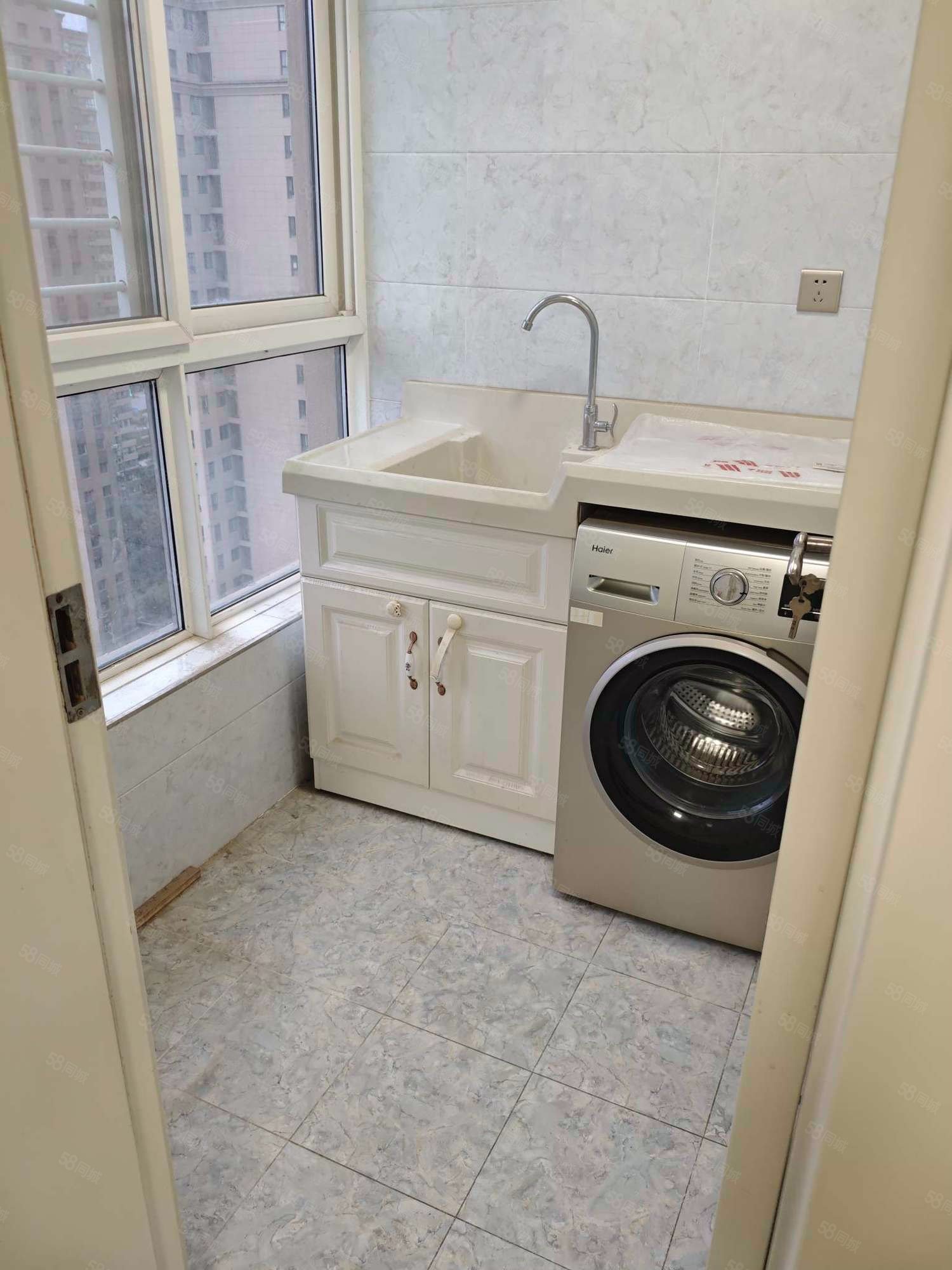 国宾中央区(一期)3室2厅2卫124.49㎡南北215万