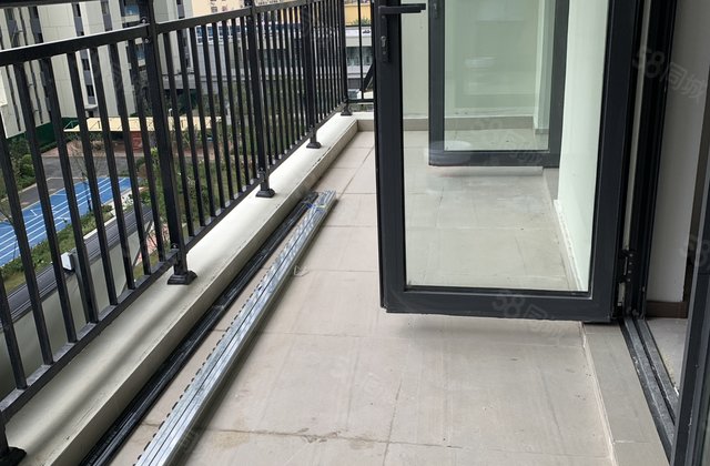 好房子！！市中心现房，云麓九里 大阳台落地窗，好楼层，随时看