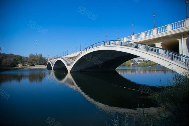 项目北侧约1公里即为洞林湖,大片的水域为整个片区