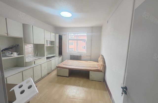 聊城大学西苑  温馨小三室  干净整洁 出行停车便利随时看房