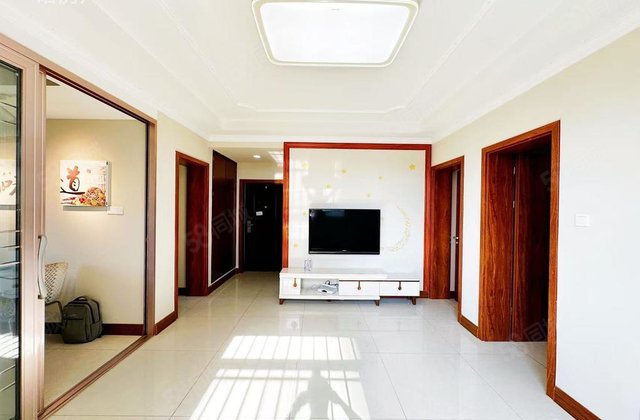 万达北临 党校家属院 多层4楼精装三室边户 可贷款看房方便