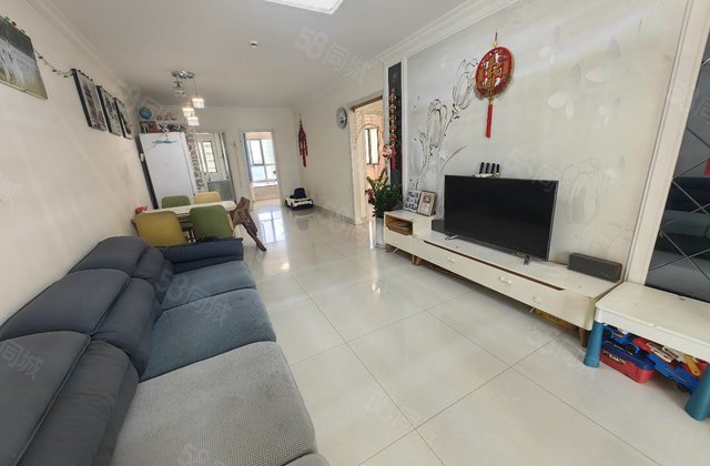 新上 阿卡六期 精装大三室 带车位 中层 带地下室 诚心出售