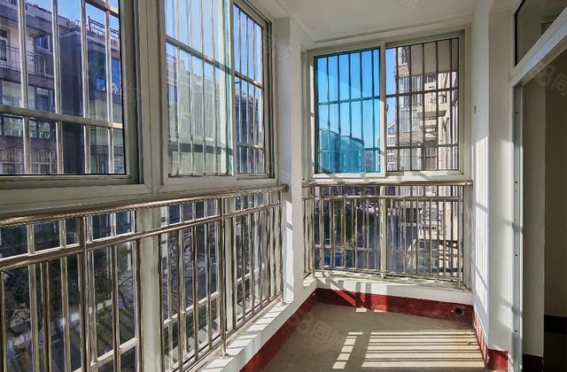 名人苑三期 带车库 交通便捷 商业配套齐全 房龄新