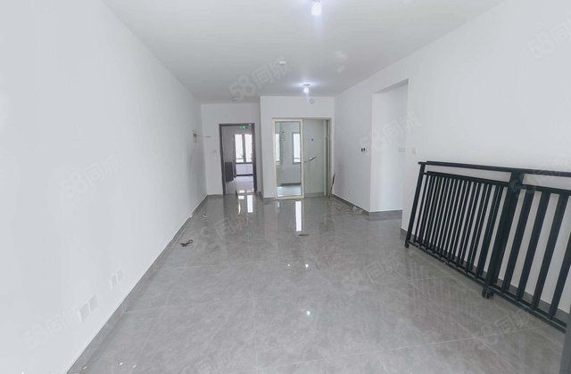 急售！二中南邻儒辰，圈子全新未住，两卫，送车位储藏室，密码