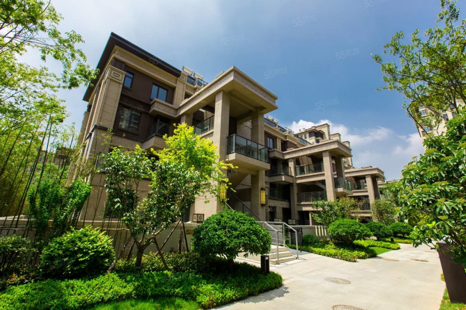 【10图】东方城购物中心 地铁现房 四居叠拼别墅 大院子 506w,鑫江桂