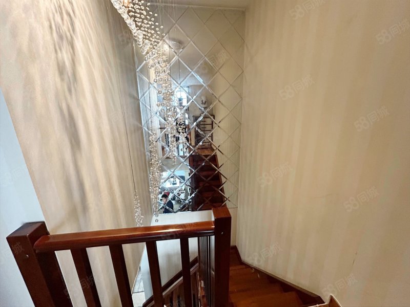 万达广场旁精装修跃层5室一梯两户南北通透环境优美绿化好