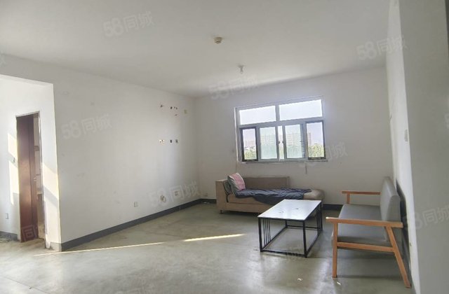 房，万达附近，三室两厅两卫，送车位和储藏室