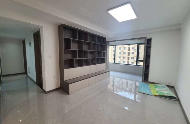 电梯房 南北通透 满二 120平 3室2厅 看房方便 有钥匙