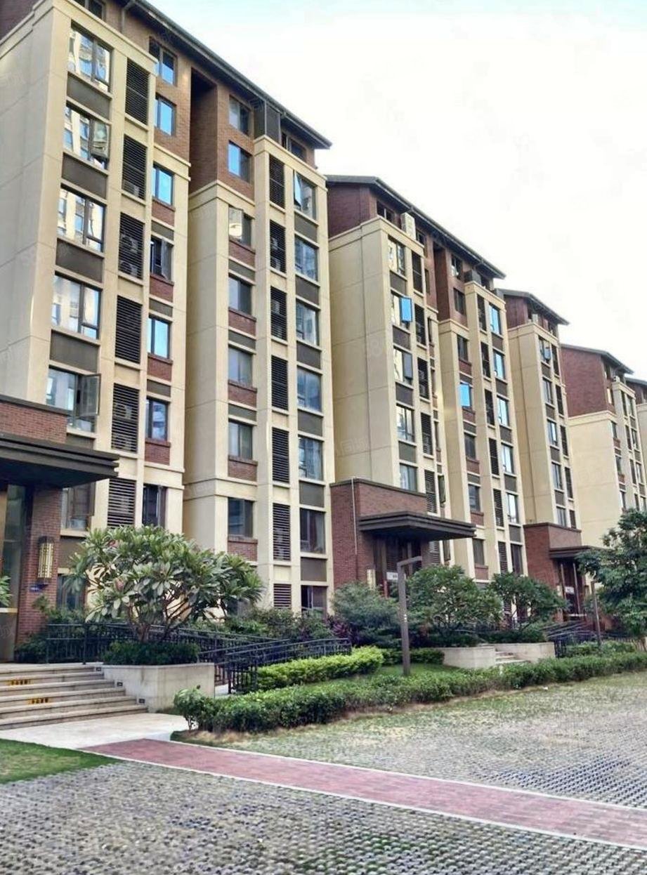 【10图】低密度 洋房可做婚房! 现代精装修 3房 2厅,随时看房,中航城