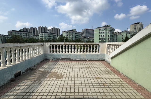 环湖  市区  双拼别墅   六室带车库，房东诚心卖