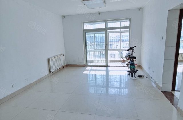 鸿顺花园电梯好楼层！阳光，实验。正规三室全明户型。看房有钥匙