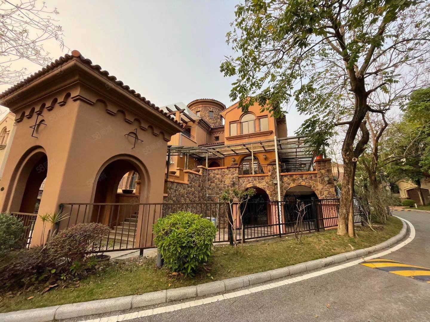 万科兰乔圣菲(别墅)5室2厅5卫618㎡南北1080万