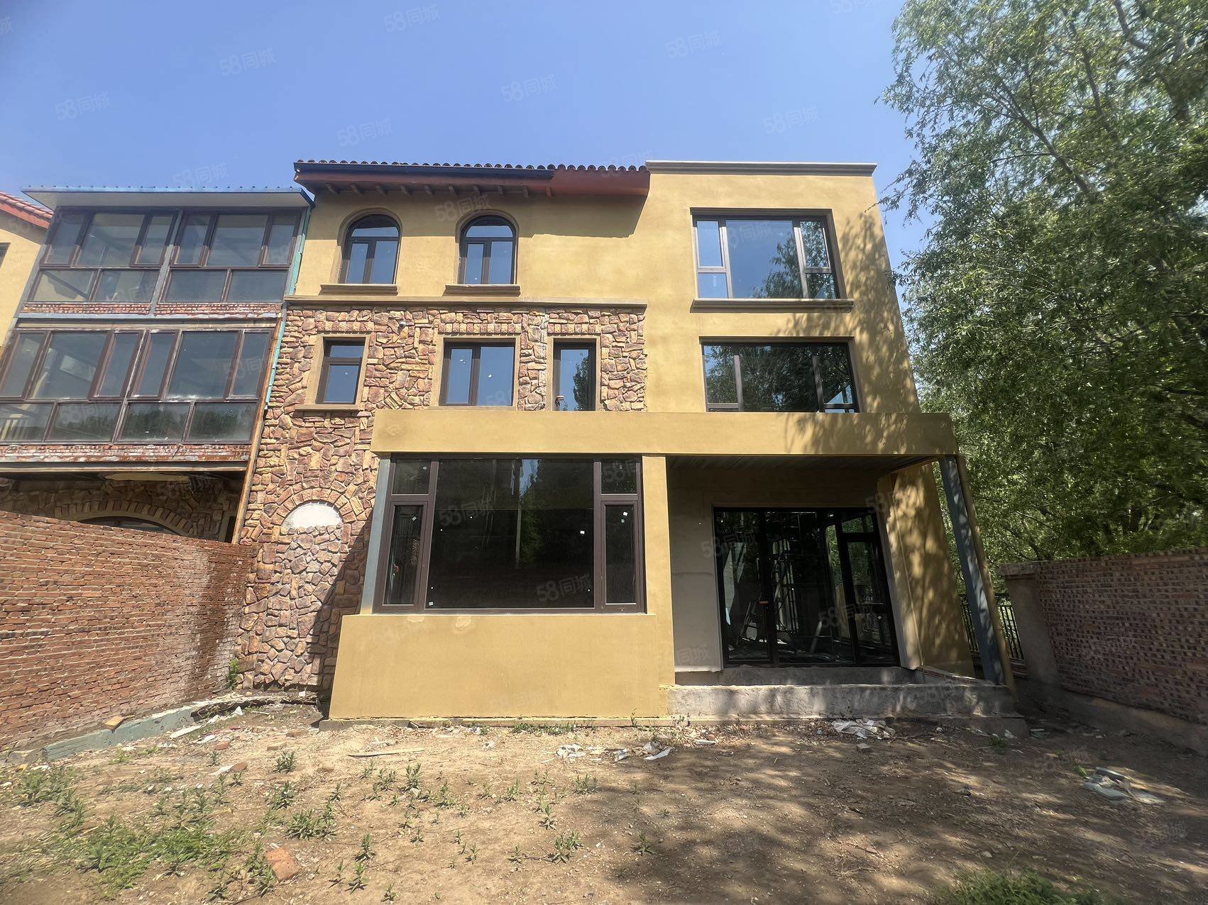 旭辉650平别墅 170平小院5辆车的停车位