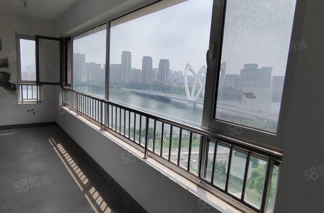 昌润莲城瑞荷园 12层东边户 观景房 带车位和储藏室大四室