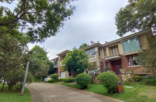 海埂大坝滇池南郡双拼别墅小区环境优美带水池有凉亭性价比高急售