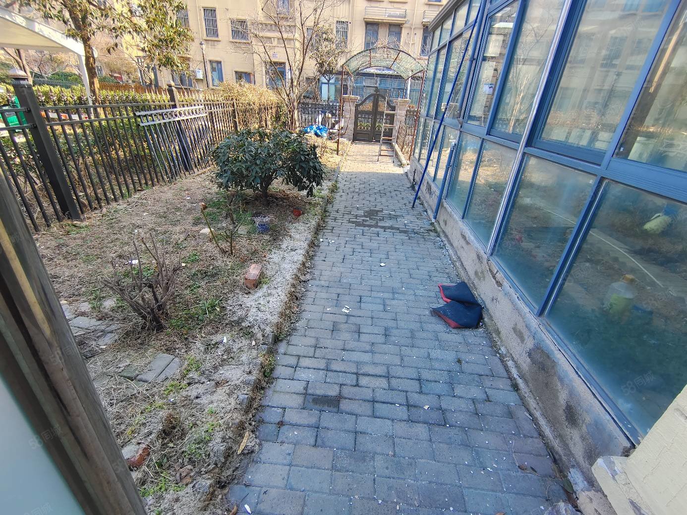 香缇花园一楼东户带大u形院子有两个阳光房看房方便