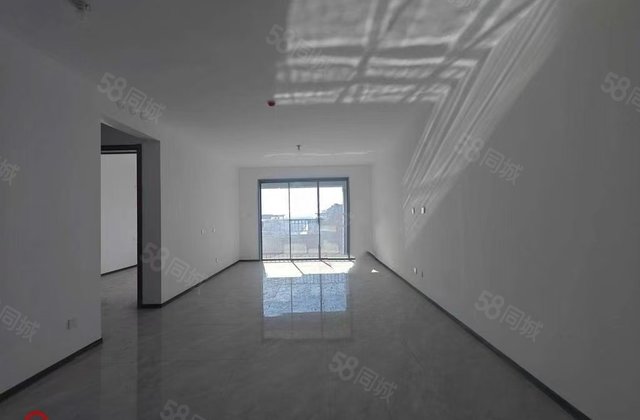 区政府  实验新交工122平99万有证可按揭送地下室随时看房