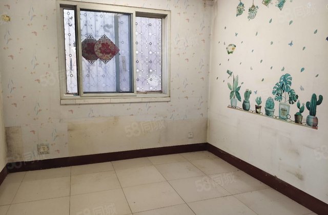 地暖二楼边户，三室，停车方便，随时看房