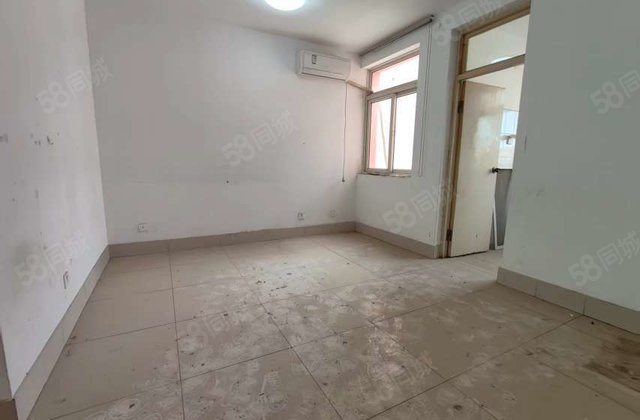 阳光        三里铺小区 三楼 小区停车方便 免大税