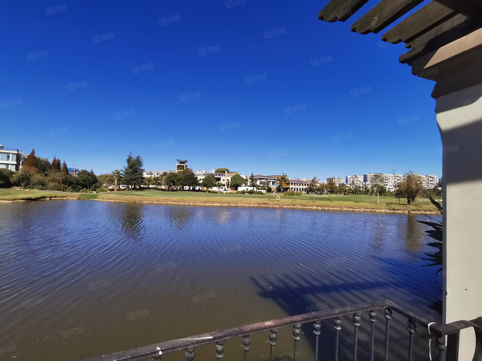 滇池卫城微风岛4室2厅3卫195.19㎡南北628万