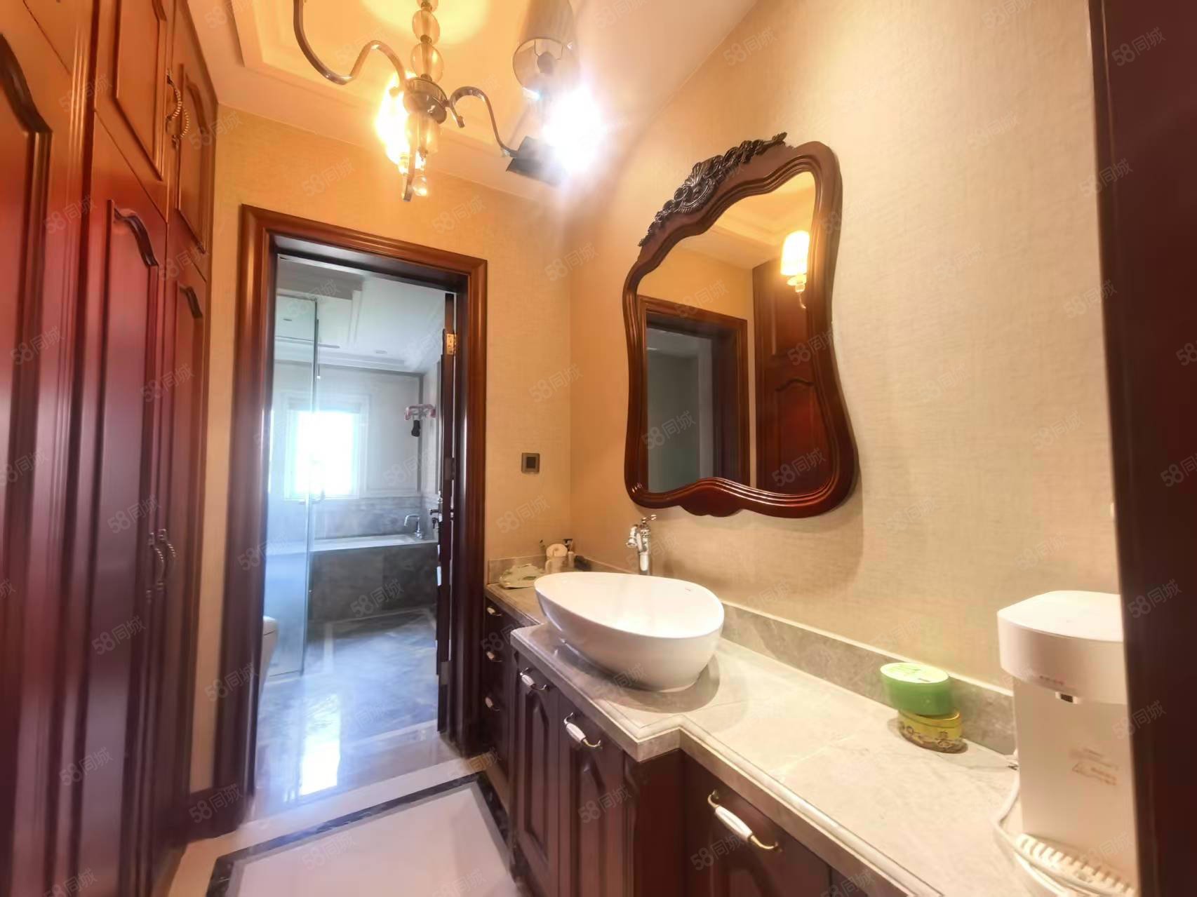 天鵝堡4室3廳4衛(wèi)247.03㎡南北830萬