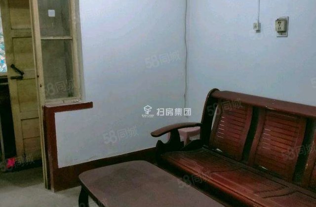 文轩，外国语附近孝心一楼带院。随时看房