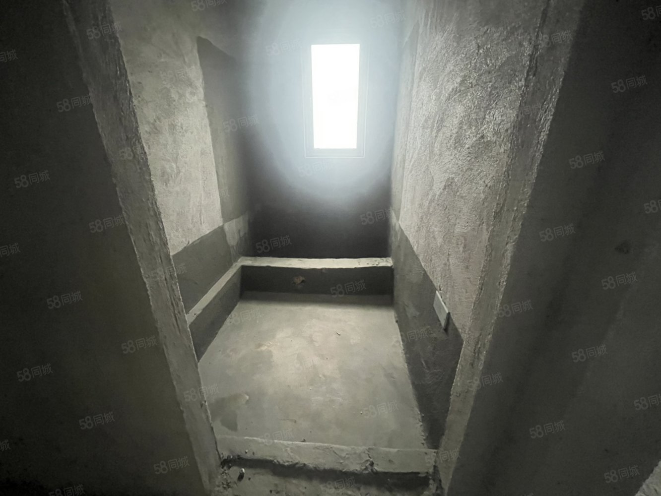 高安润达国际城3室2厅2卫127㎡南北88万