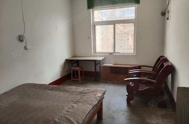 老文轩 一楼带院 电业局三院 三室 龙山花园电业局四院