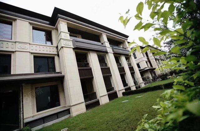 市府路壹号叠墅172平实用280平1280万送私家花园80平4室2厅3卫192.