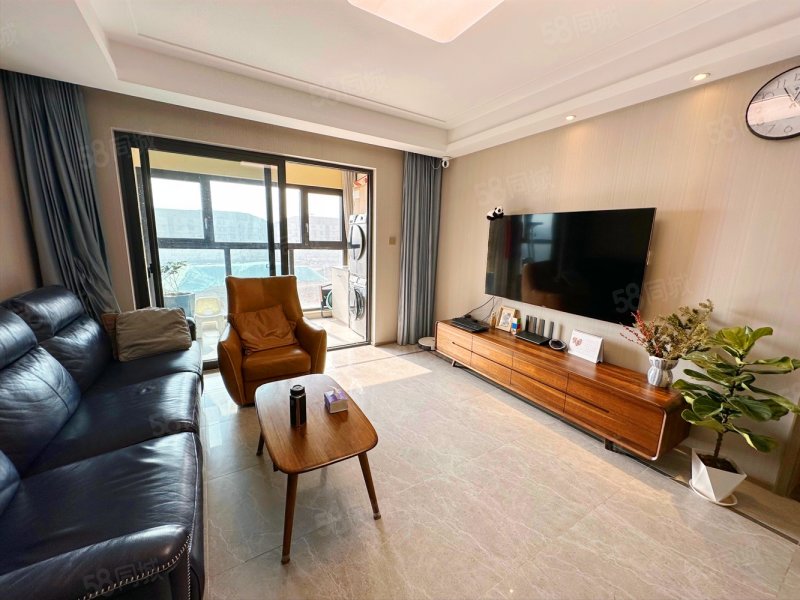 4房带一个买进车位加软装睿怡庭