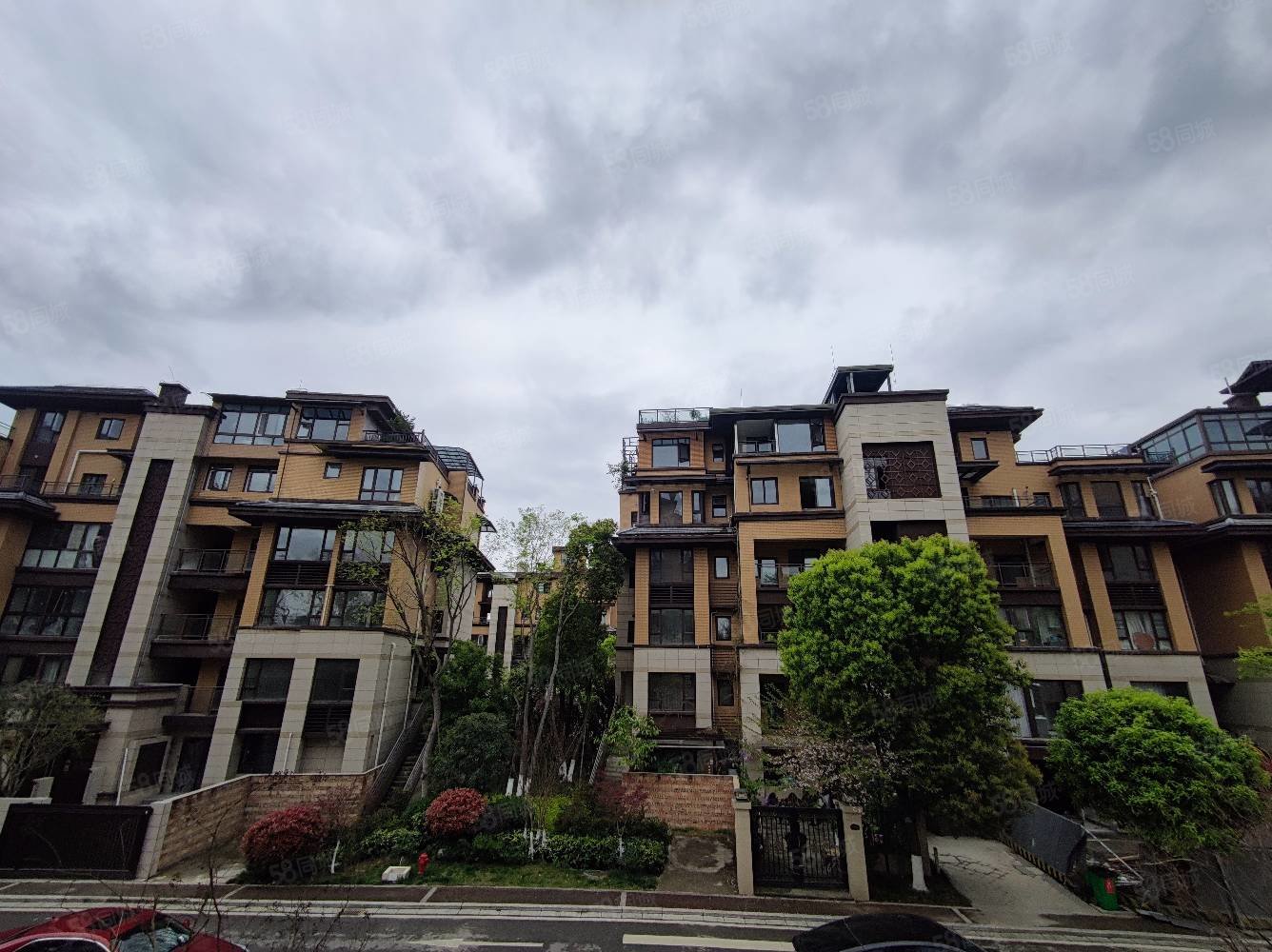 远大美域(三期)4室2厅2卫138㎡南240万