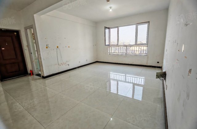 湖边，城市主人名人苑，观澜一品电梯小高层三室两厅带储性价比高