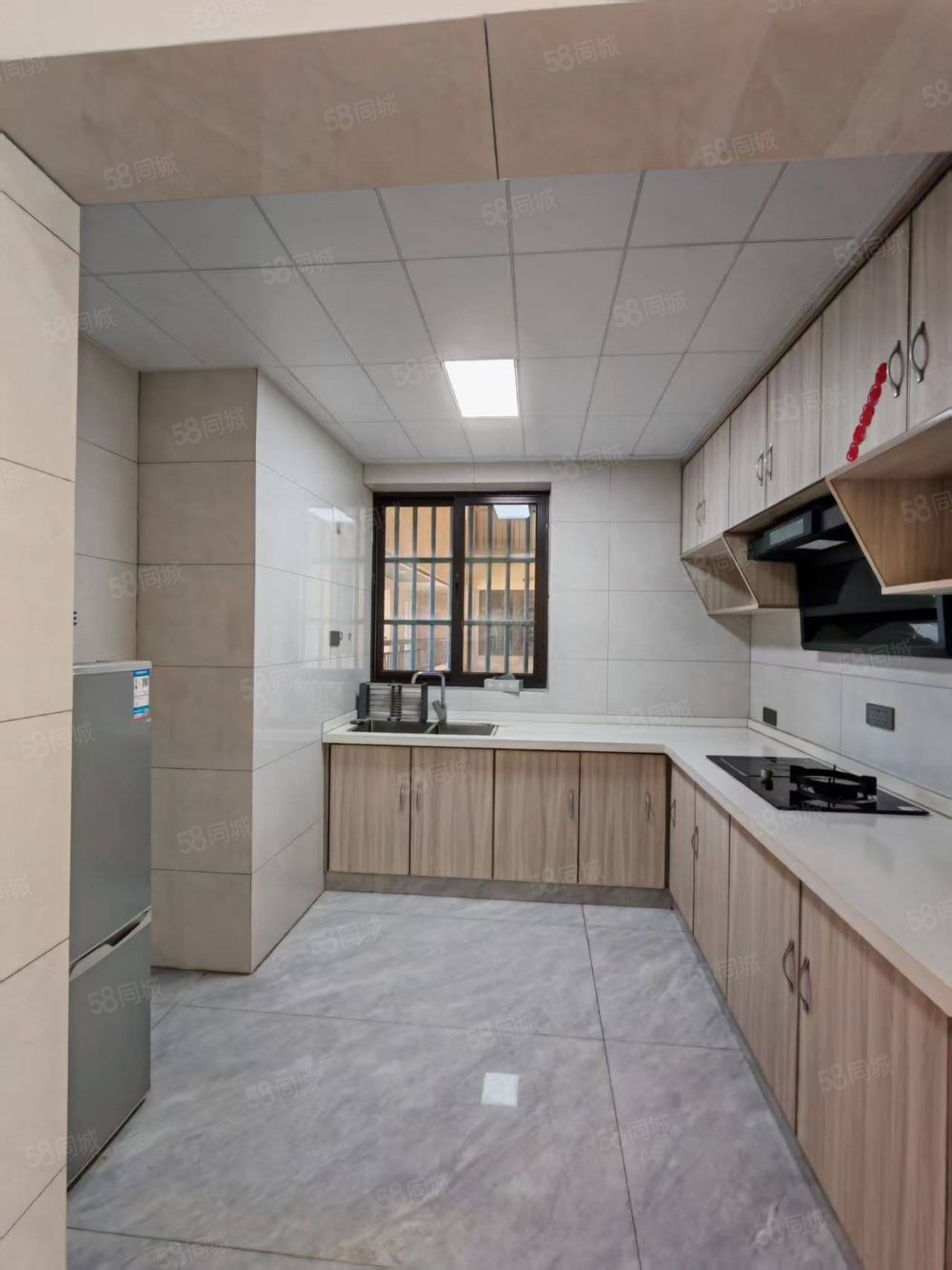 吾悦广场悦湖公馆3室2厅2卫125㎡南北88万