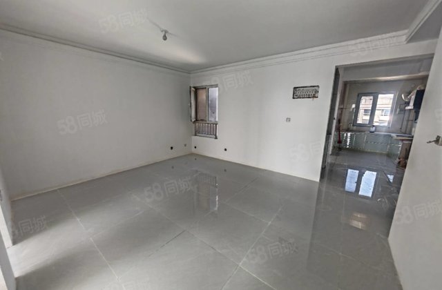 新一中外国语西邻，精装修三室两厅两卫，急售送储藏室停车方便。