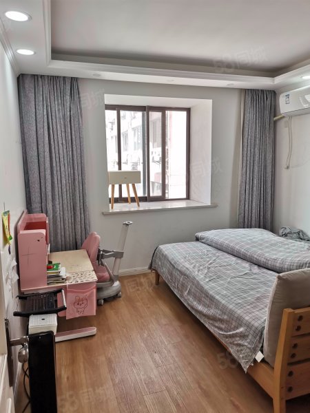 仁文公寓3室2厅2卫136.21㎡南320万