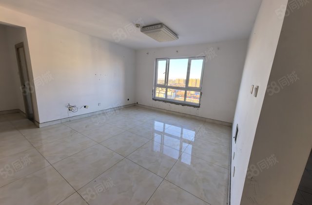 信合花苑   三室朝阳   万达广场  精装修  送地下室