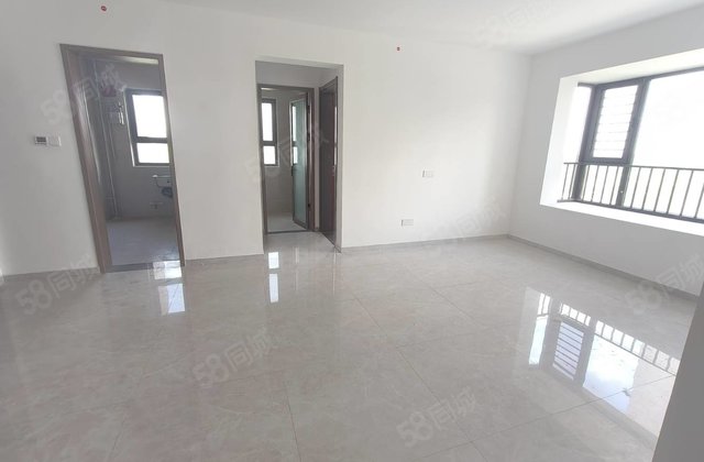 理想城带车位地下室三室两厅边户 新房未住。看房方便