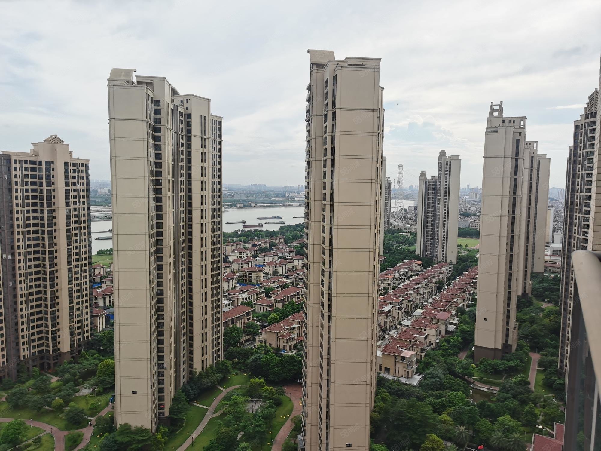 保利东江首府3室2厅2卫134.34㎡南260万