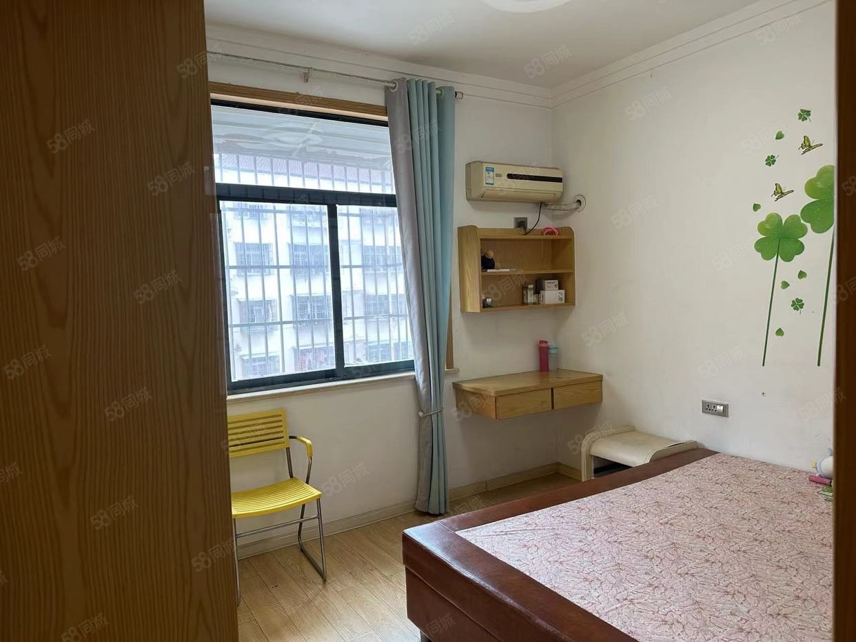 中央华府小区3室2厅2卫138㎡南北75万