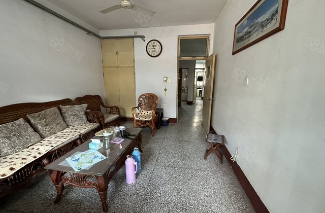 湖边一楼带院位置好130平大院看房方便