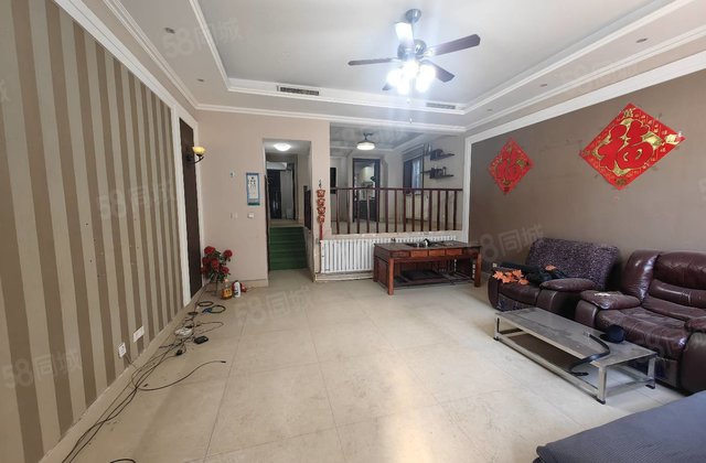 湖边城市主人别墅 带车库 带院 仅298万 看房有钥匙价格低