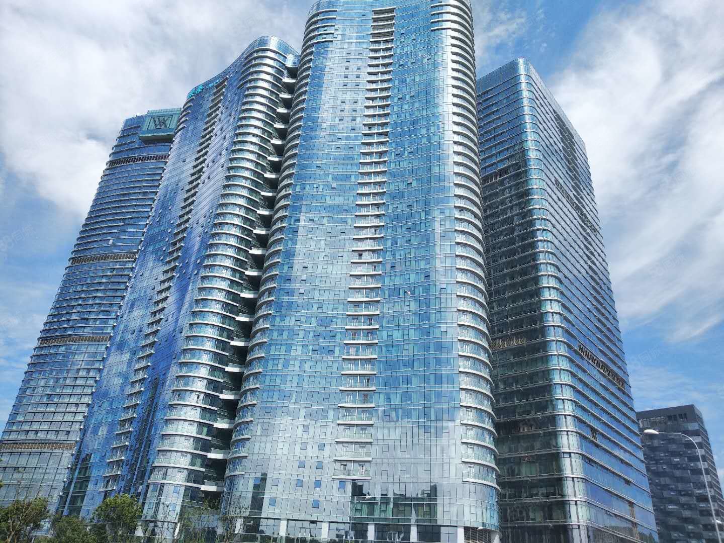 成都银泰中心华悦府3室2厅3卫391㎡南3000万