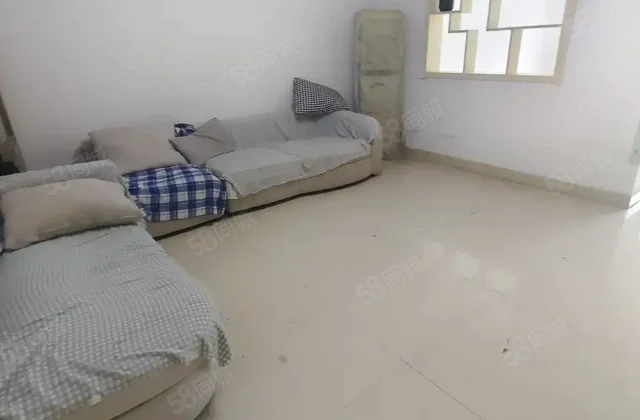 巡防大队家属院电梯中间楼层，三室两厅