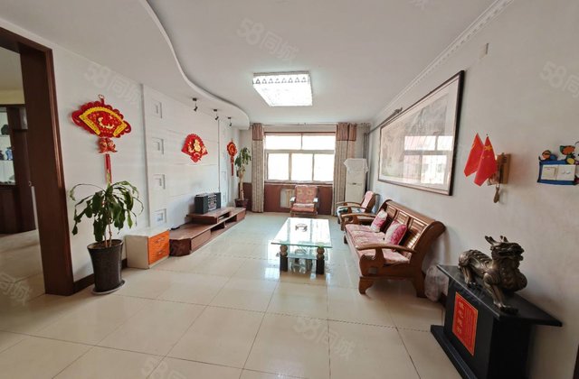 东昌路，多层三楼，70年产权，三室两厅两卫停车方便6000多
