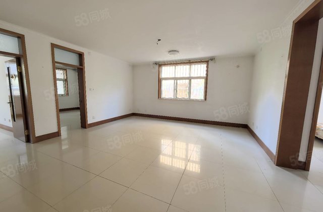 名人苑二期！湖边房！多层一楼！边户三居室！停车方便！诚信卖