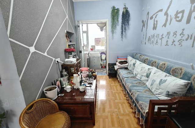 老文轩老一中旁，电业局三院，房东诚心出售，带储藏室免大税！