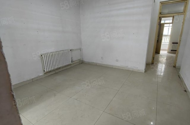 实验  对面站前街香江旁边多层一楼小三室，带地上阳面车库